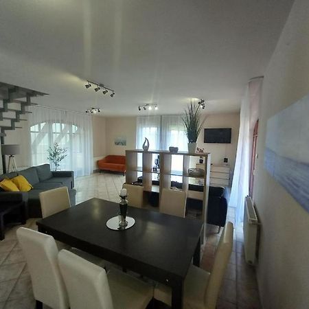 شقة Lujza Apartman Goedoello المظهر الخارجي الصورة