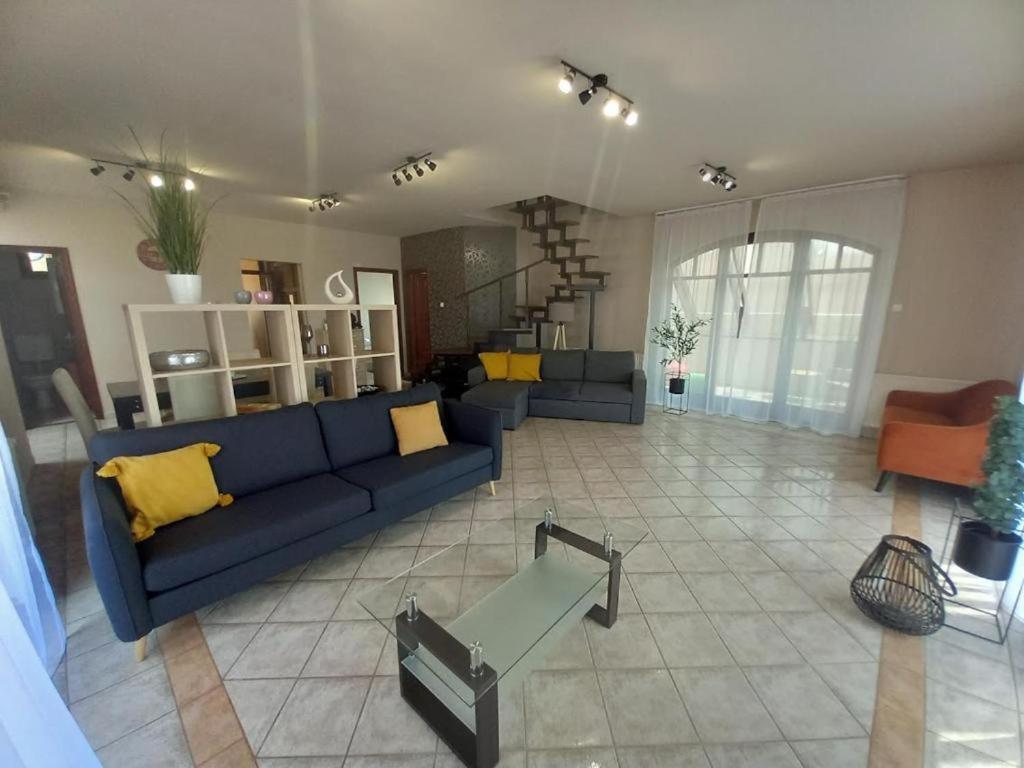 شقة Lujza Apartman Goedoello المظهر الخارجي الصورة