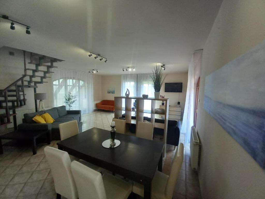 شقة Lujza Apartman Goedoello المظهر الخارجي الصورة